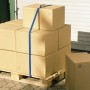 Blauer Zurrgurt mit Ratsche sichert Kartons auf Palette für Transport.