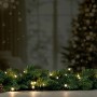 Festliche Lichterkette, zweifarbig (kalt/warmweiß), 240 LEDs, mit Tannengrün und Zapfen dekoriert.