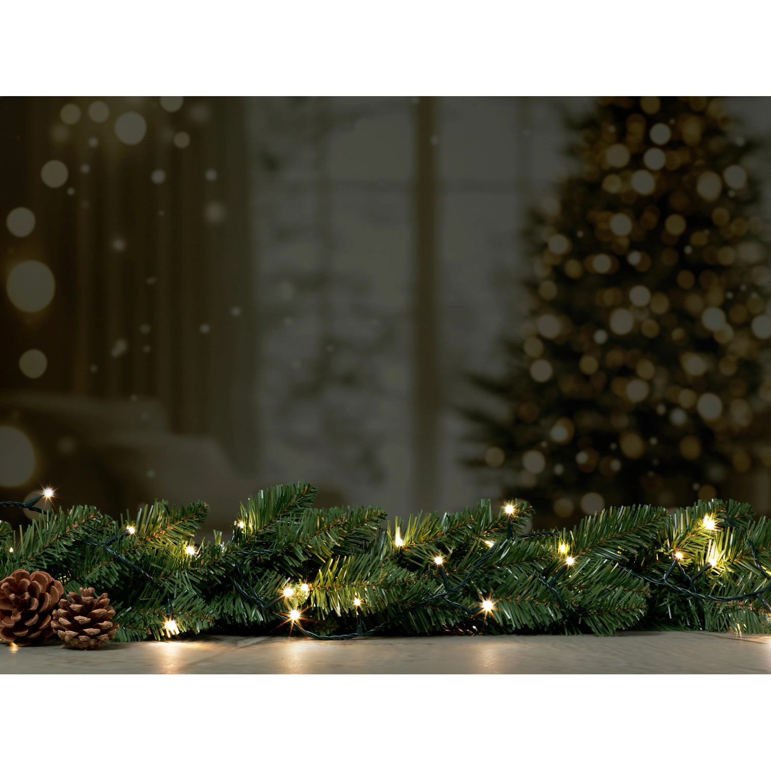 Festliche Lichterkette, zweifarbig (kalt/warmweiß), 240 LEDs, mit Tannengrün und Zapfen dekoriert.