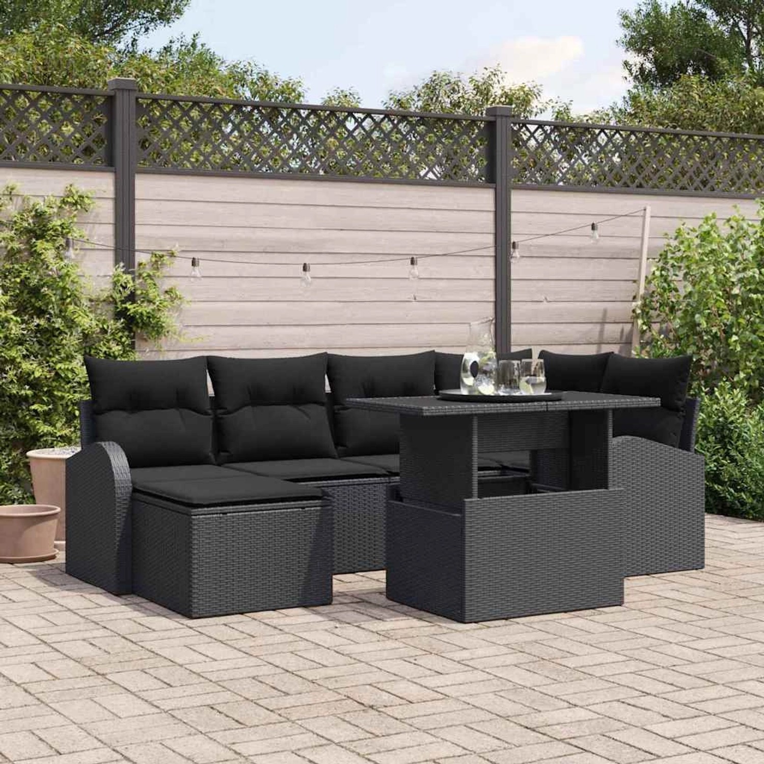 Schwarzes 7-teiliges vidaXL Garten-Sofa-Set aus Poly Rattan mit Tisch und Auflagen.