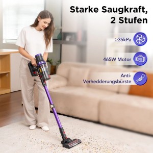 Frau saugt mit lila VacniQ Akku-Staubsauger Teppich. Kabelloser Staubsauger mit HEPA Filter.