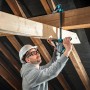 Handwerker mit Wolfcraft Einhandzwinge Pro Max 150 mm beim Spannen eines Holzbalkens.