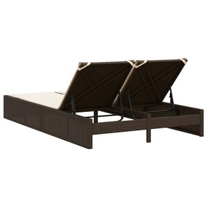 Braune Doppel-Sonnenliege aus Polyrattan mit cremeweißen Auflagen. Verstellbare Rückenlehne.