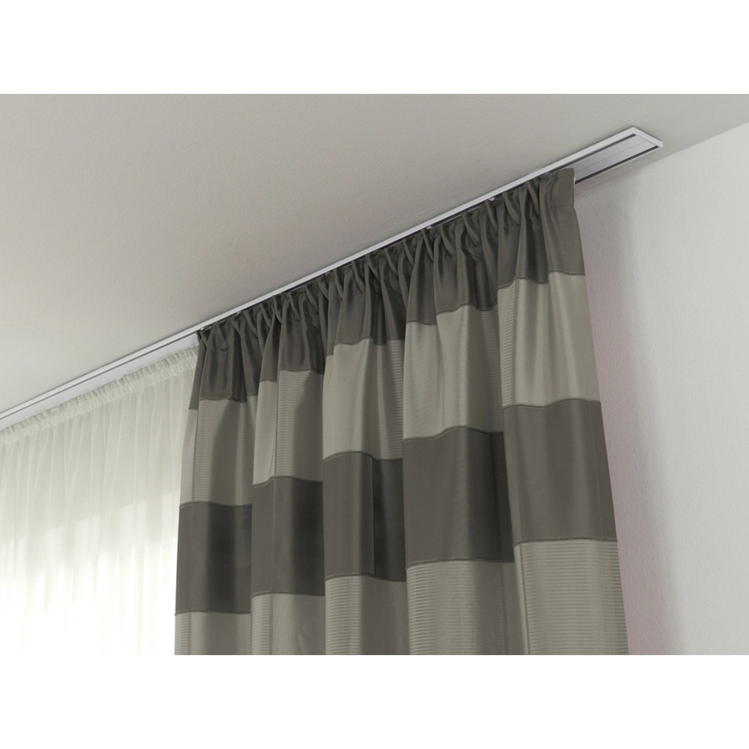 Weiße Gardinia Aluminium Vorhangschiene, 2-läufig, mit Vorhang.