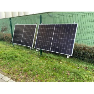 Absaar Solar Paneele mit Boden Schräghalterung (4 Stück) auf Rasen montiert.