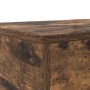 Nahaufnahme der Bettschublade in Räuchereiche-Optik, Holzwerkstoff mit Maserung.