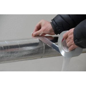 Hände verkleben silbernes Reinaluminium Klebeband auf Rohrisolierung. Ideal für Dämmstoffzubehör.