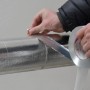 Hände verkleben silbernes Reinaluminium Klebeband auf Rohrisolierung. Ideal für Dämmstoffzubehör.
