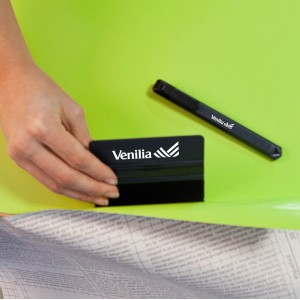 Venilia Klebefolien Set mit Rakel und Anreibestift für blasenfreies Anbringen.