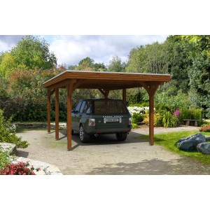 Skan Holz Carport Spessart, Nussbaum, mit Auto. Flachdach-Carport aus Leimholz mit Aluminium-Dachplatten.