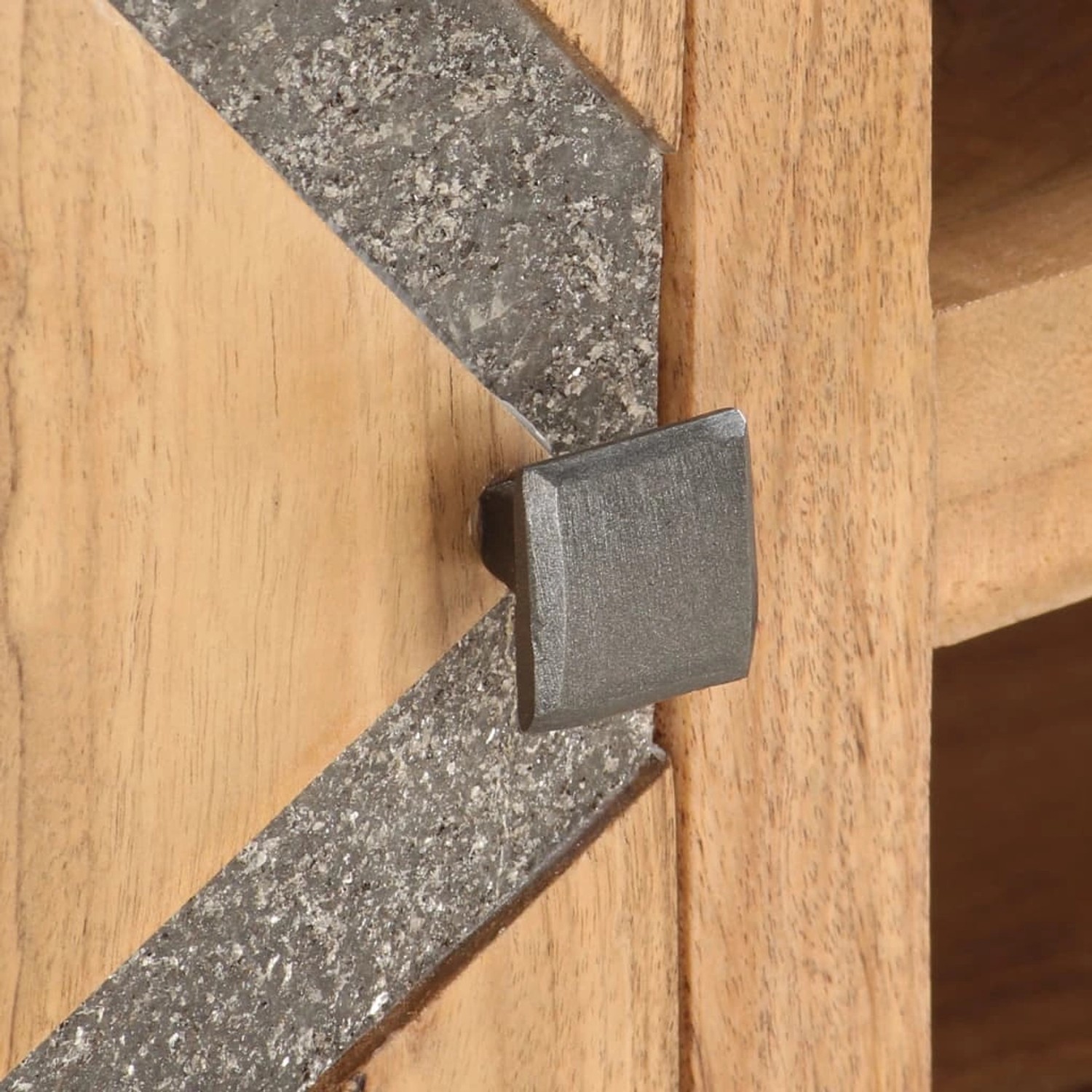 Detailansicht: vidaXL Couchtisch aus Akazienholz mit Tür und Metallgriff.