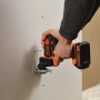 Black+Decker Multievo Multifunktionswerkzeug im Einsatz an einer Wand.
