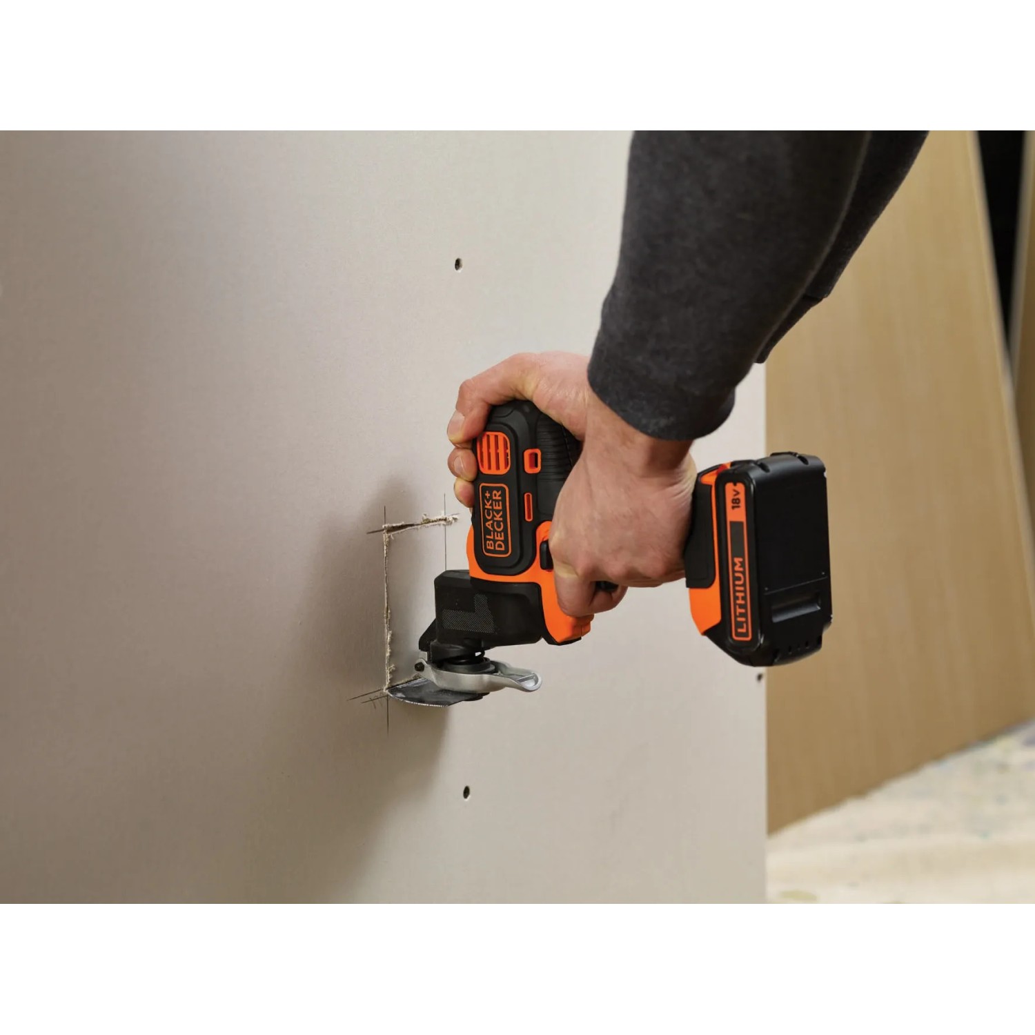 Black+Decker Multievo Multifunktionswerkzeug im Einsatz an einer Wand.