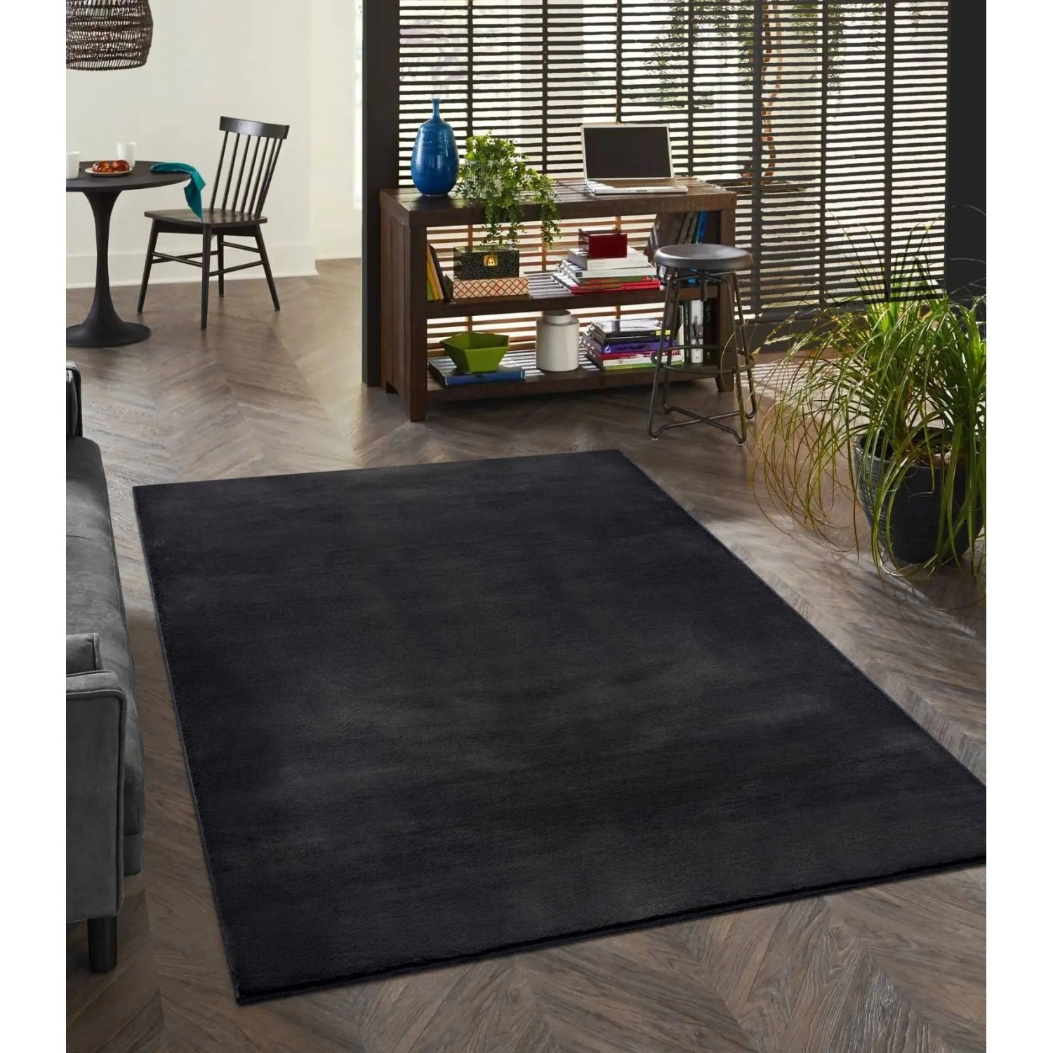 Schwarzer Floornovo Kurzflor Teppich, 340x240 cm, einfarbig, im Wohnraum.