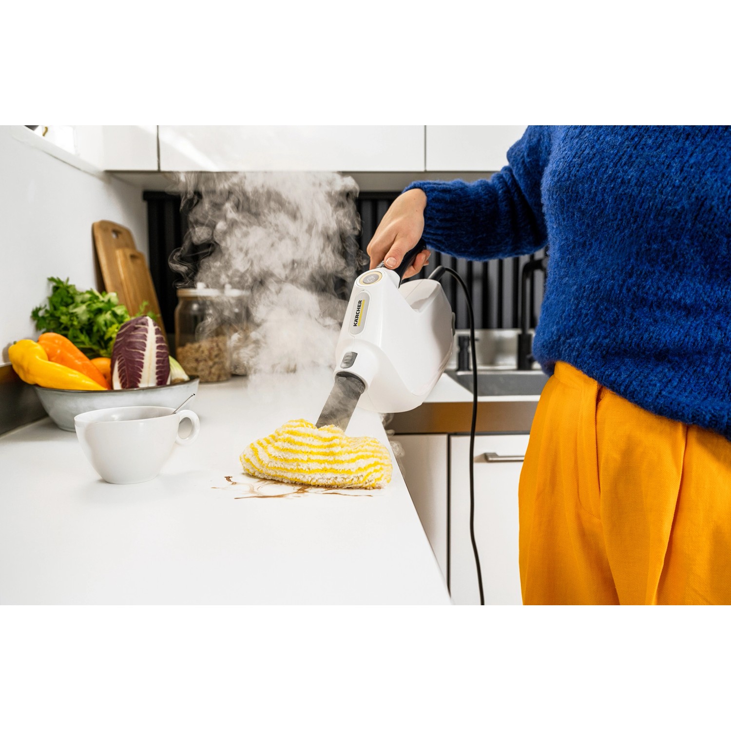 Kärcher SC 1 Multi Dampfreiniger in Weiß im Einsatz auf einer Küchentheke.