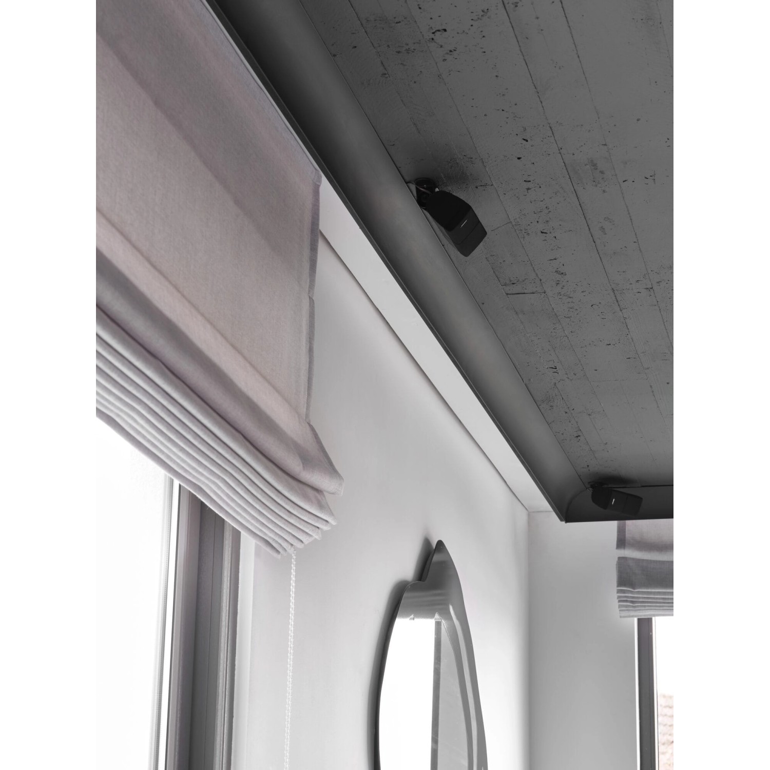 Weiße NOEL & MARQUET NMC NE4 PURE-Box Eckleiste als Deckenabschluss im modernen Interieur.