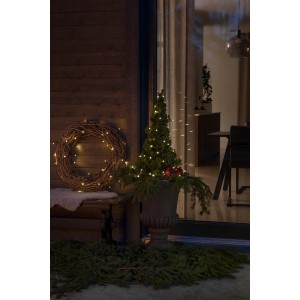 Konstsmide LED Lichterkette mit warmweißen Dioden an Adventskranz und Tannenbaum im Außenbereich.