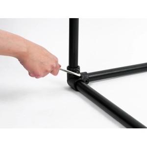 Montage des schwarzen Dreiweg-Eckstücks 90° für Stahlrohre (Ø 2,7 cm) für Möbelbau.