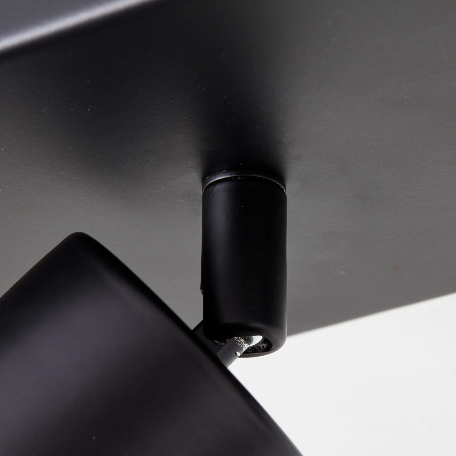 Detailaufnahme des schwarzen, 2-flammigen LED-Spotbalkens Jello von Brilliant.