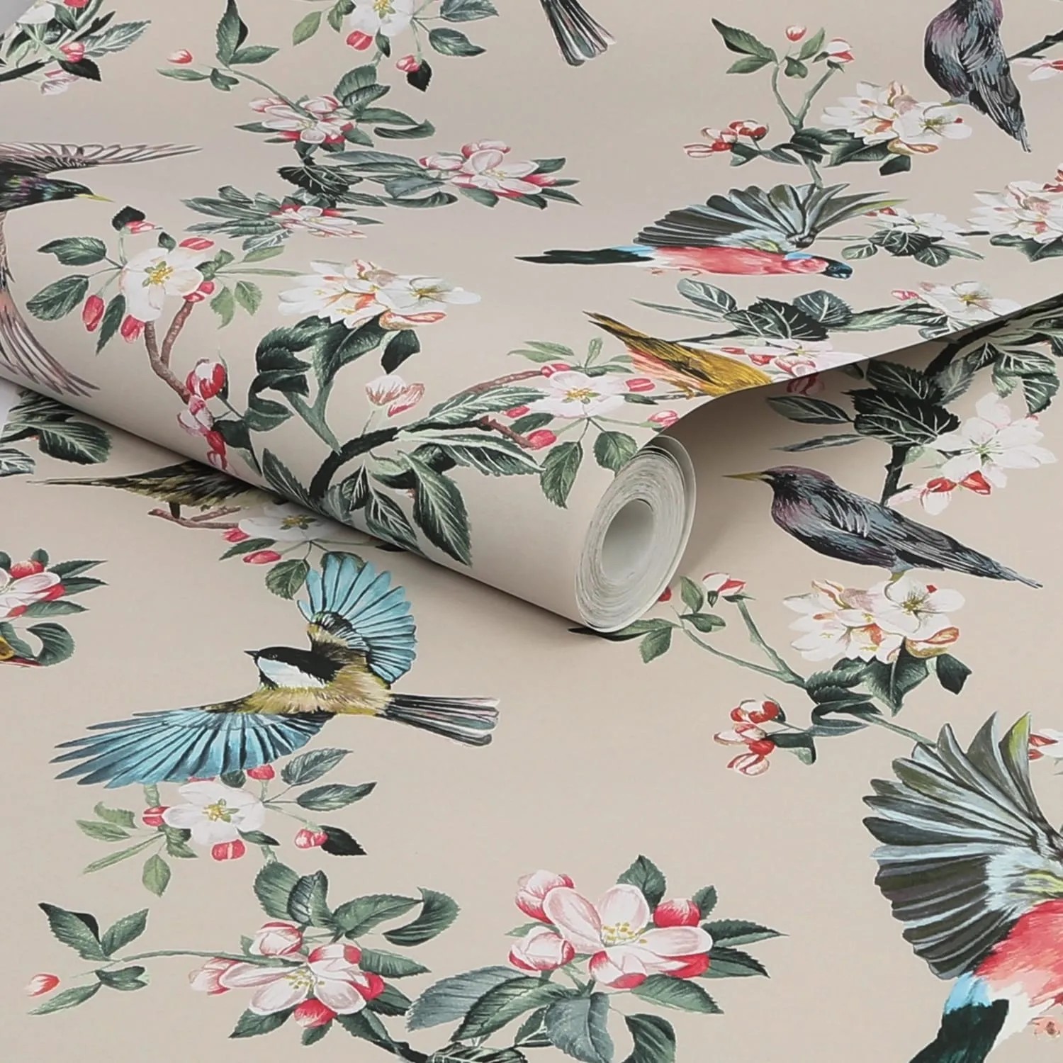 Joules Vliestapete Handford Garden Birds: Tapetenrolle mit Vogel- und Blütenmuster auf antik-cremefarbenem Grund.