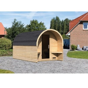 Naturbelassene Karibu Fasssauna Fasshaus 3 aus Holz mit schwarzem Tonnendach und Glastür im Garten.