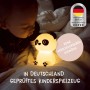 MegaLight LED Nachtlicht Paddy Panda leuchtet warmweiß neben Baby im Bett. Dimmbar, Timer, ideal für Kinderzimmer.