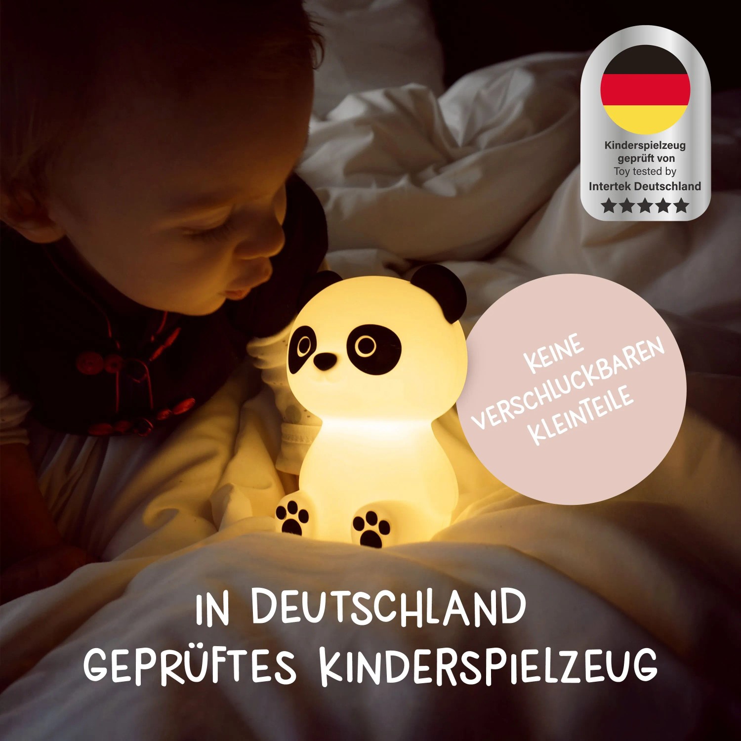 MegaLight LED Nachtlicht Paddy Panda leuchtet warmweiß neben Baby im Bett. Dimmbar, Timer, ideal für Kinderzimmer.