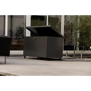 Anthrazitfarbene Auflagenbox Nevio 180 (185x85 cm) mit geöffnetem Deckel und Rollen.