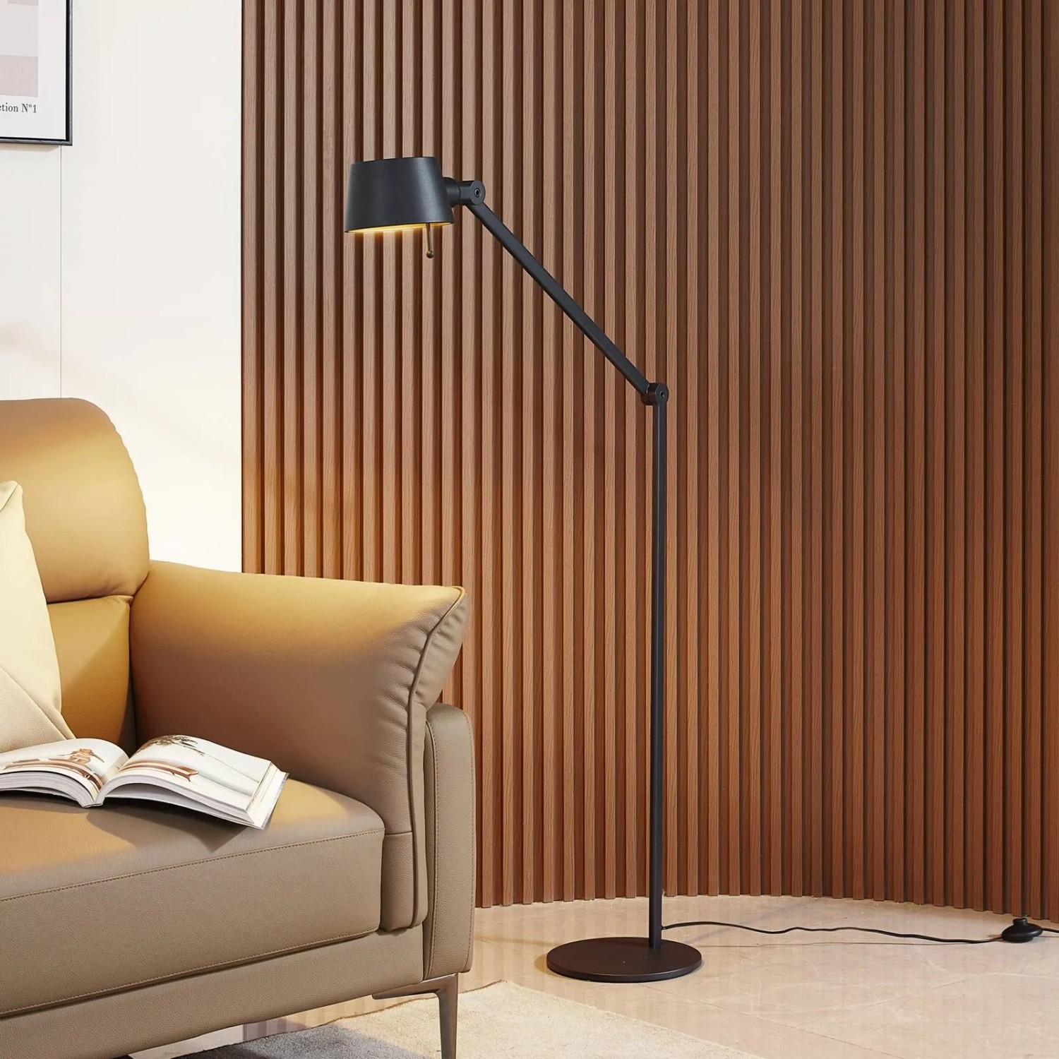 Moderne, schwarze Lucande Stehlampe Silka aus Metall, ideal als Arbeitszimmerleuchte.