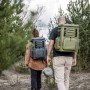 Personen mit Petromax Kühlrucksack-Set (grau/oliv) inkl. Kühlakku und Isolierflasche beim Wandern.