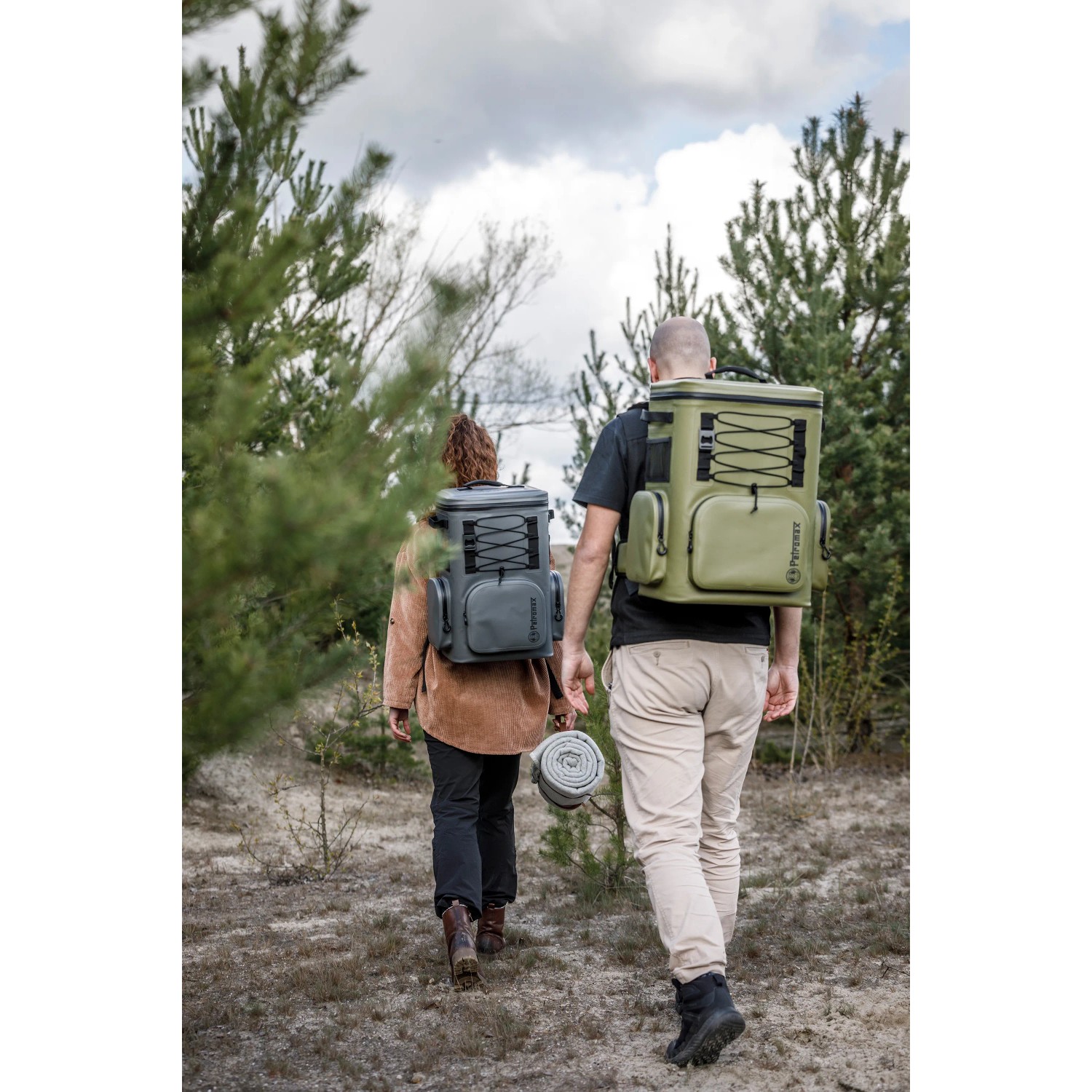 Personen mit Petromax Kühlrucksack-Set (grau/oliv) inkl. Kühlakku und Isolierflasche beim Wandern.