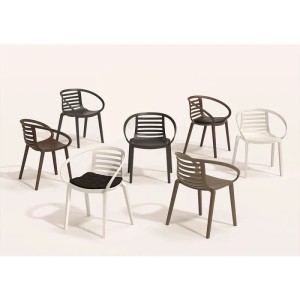 Mehrere Papatya Sessel Mambo in Weiß, Braun und Schwarz, geeignet für Garten und Terrasse.