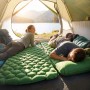 Grüne ECD Germany Isomatte (185x62x15 cm) aus Nylon im Campingzelt mit zwei Personen.