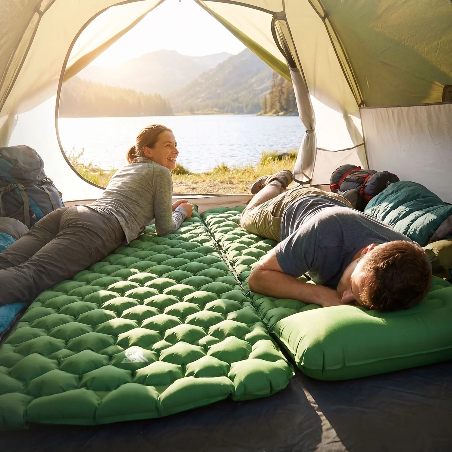 Grüne ECD Germany Isomatte (185x62x15 cm) aus Nylon im Campingzelt mit zwei Personen.