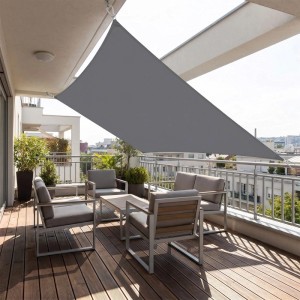 Anthrazitfarbenes Sunula Sonnensegel rechteckig auf Balkon über Sitzgruppe. Bietet UV-Schutz und Schatten für Terrasse & Garten.
