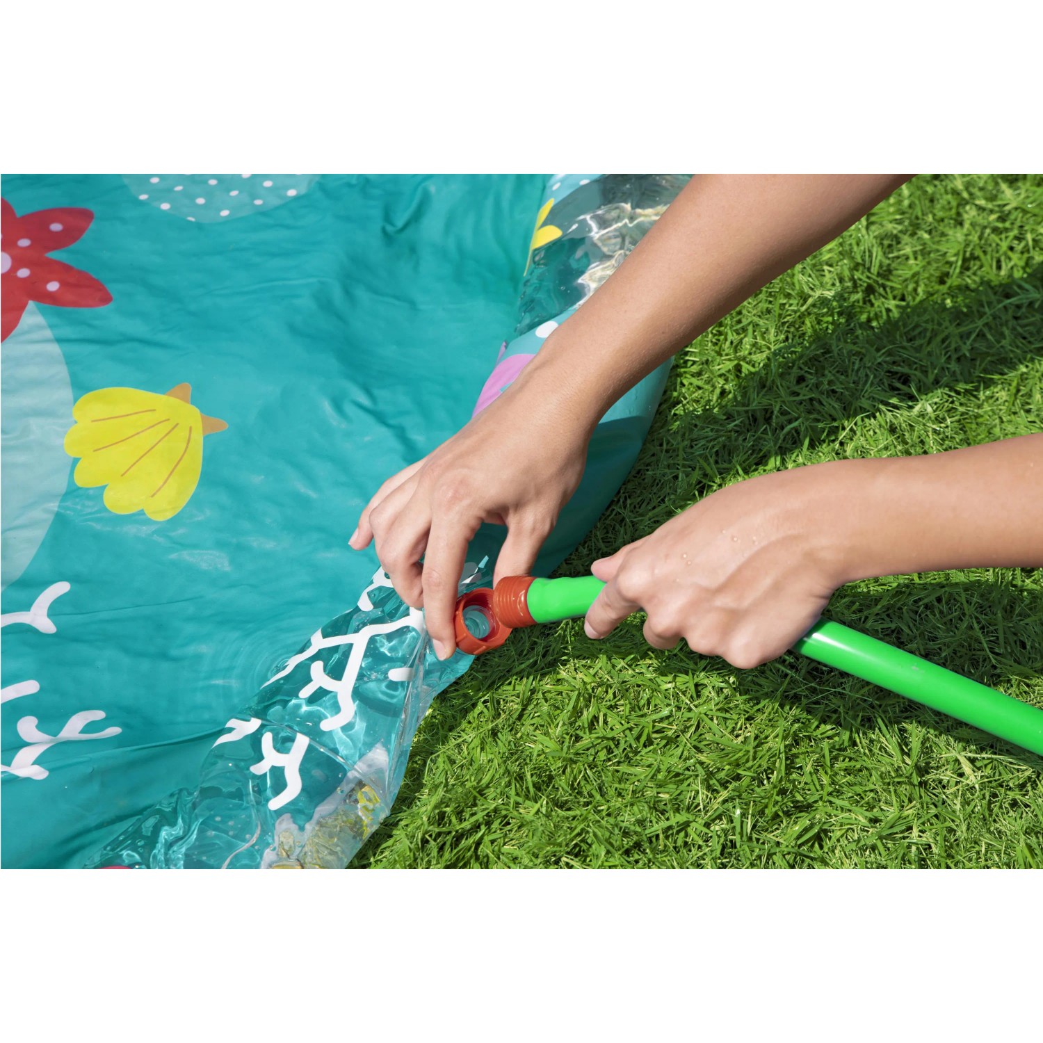 Bestway Wassermatte Underwater (Ø 165 cm) mit Wasseranschluss im Garten.