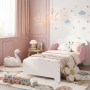 Rosa-weißes AIYAPLAY Kinderbett aus MDF mit lächelndem Wolken-Kopfteil und niedriger Bauweise für sicheren Schlaf.
