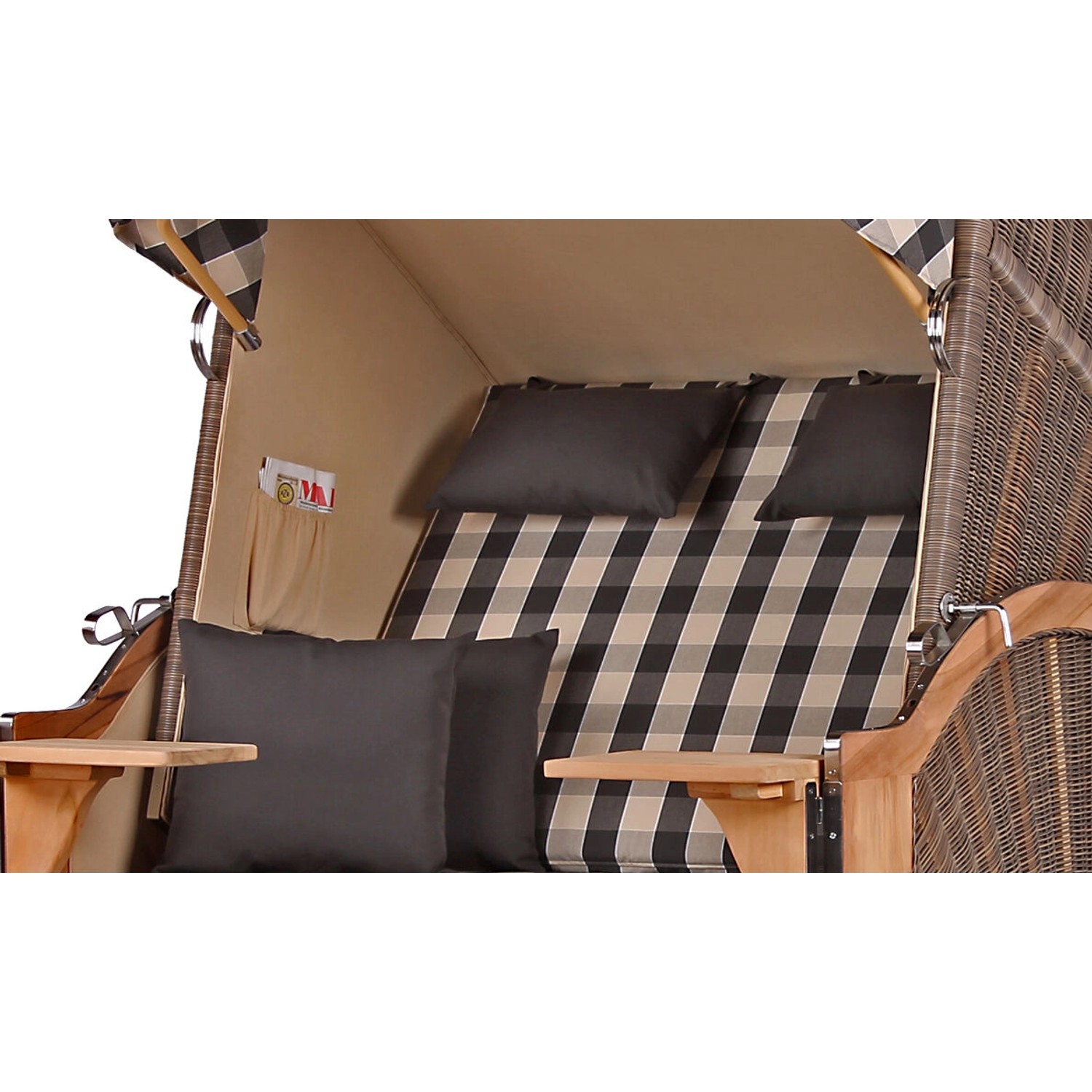 Detailansicht des grauen Teak Strandkorbs Schaalsee mit karierten Polstern und Bistrotischen.