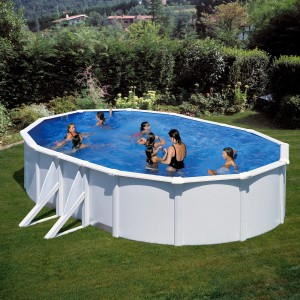 Ovaler Gre Pool Bora Bora, 500x300x120 cm, mit weißer Stahlwand und Badenden im Garten.