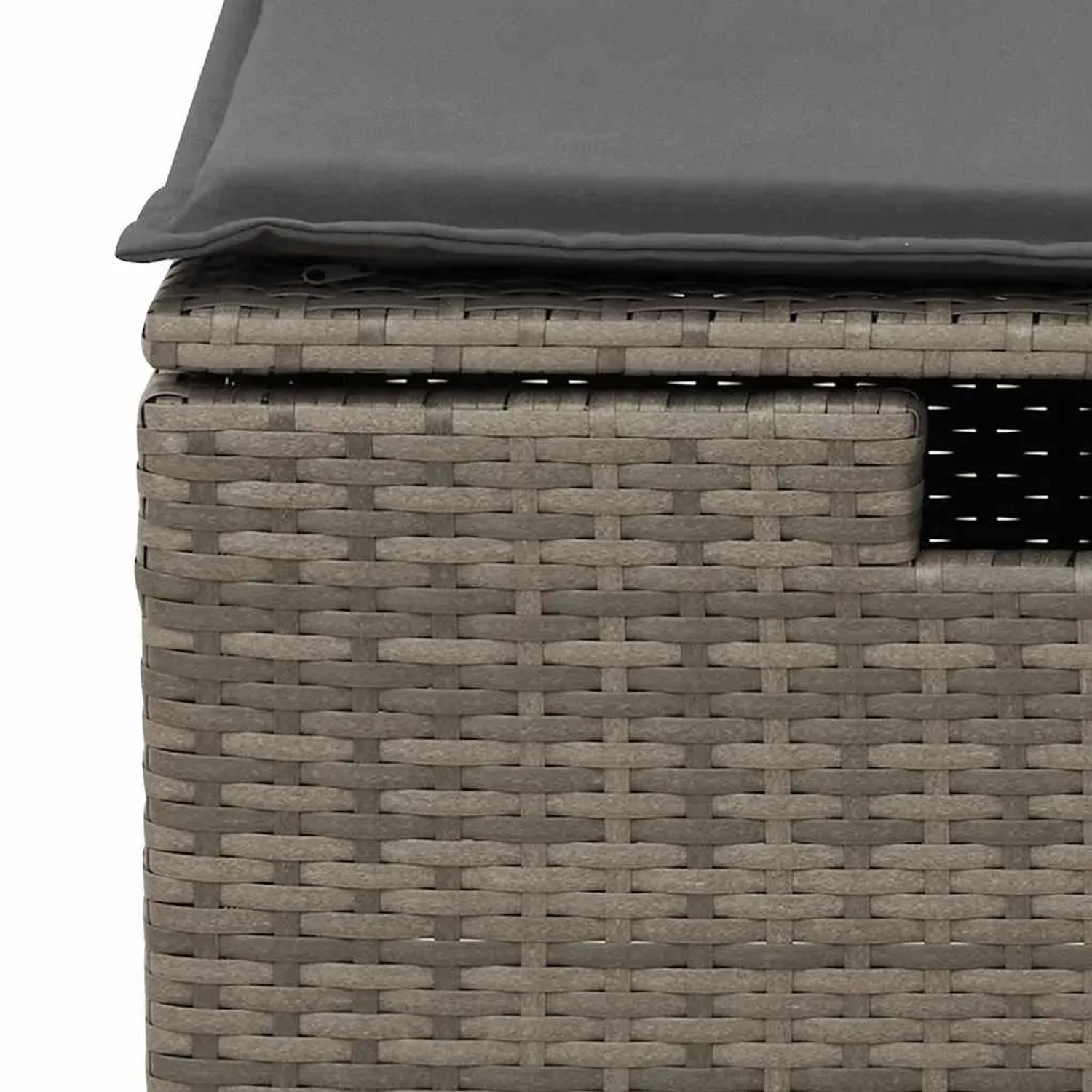 Detailansicht: Graue Gartenmöbel Sofagarnitur aus Polyrattan mit Kissen und Stauraum.