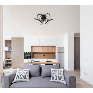 Schwarzer LED-Deckenventilator Loris, Ø 56 cm, mit geschwungenen Armen im modernen Wohnraum.