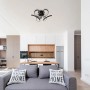 Schwarzer LED-Deckenventilator Loris, Ø 56 cm, mit geschwungenen Armen im modernen Wohnraum.