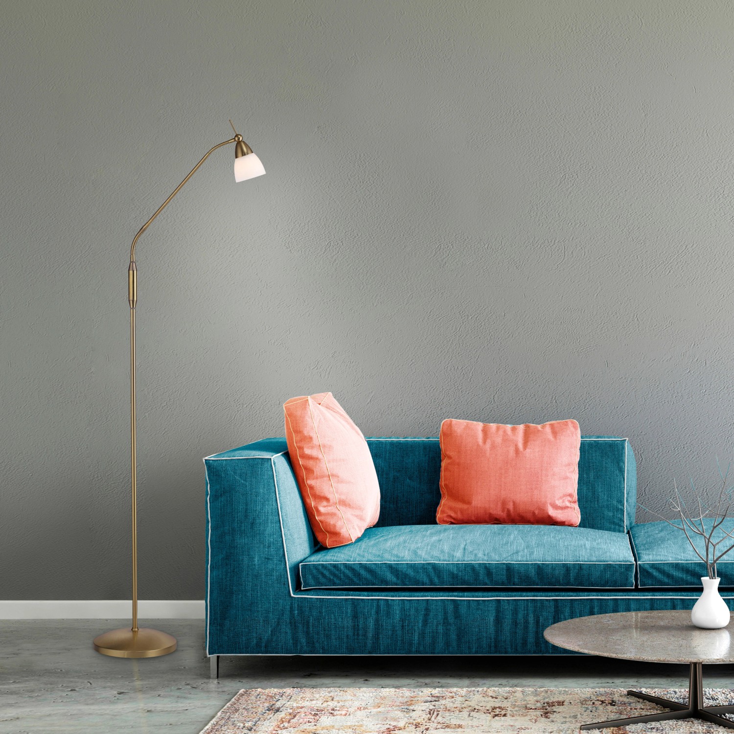 Paul Neuhaus Stehleuchte Pino in Altmessingfarben neben Sofa.