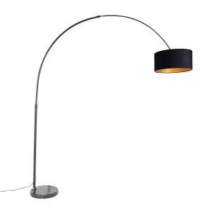 Schwarze QAZQA Bogenlampe mit goldenem Velours-Schirm (50 cm XXL) für Innenräume.