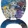 Wenko WC-Sitz Fish mit 3D-Effekt, MDF, Absenkautomatik, mehrfarbig mit Unterwasserwelt-Motiv.