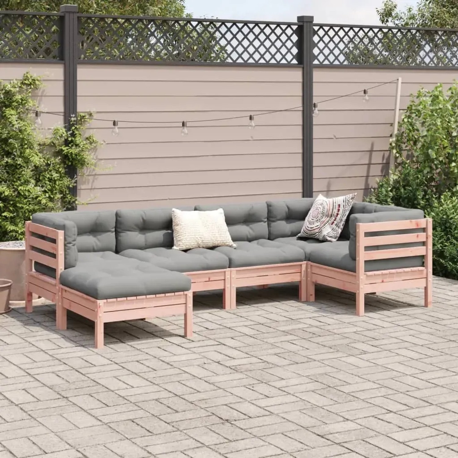 vidaXL 6-tlg. Garten-Sofagarnitur aus Douglasie mit grauen Kissen im Garten.
