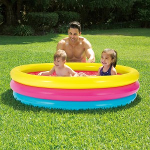 Bunter Summer Waves 3-Ring-Pool mit Kindern und Erwachsenem im Garten.