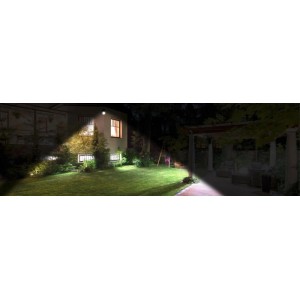 Westfalia Solar Außenleuchte Panta Safe Light beleuchtet Garten und Hauswand im Dunkeln.