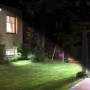 Westfalia Solar Außenleuchte Panta Safe Light beleuchtet Garten und Hauswand im Dunkeln.