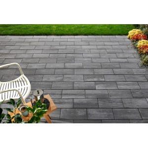 Verlegte Kann Pflastersteine Rayon Vulkan Anthrazit (40x20) auf Terrasse mit Sitzbereich.